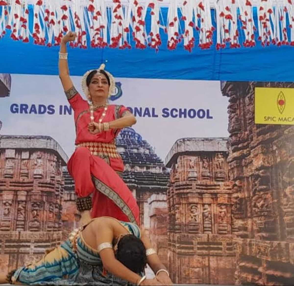 ओडिसी नृत्यांगना अपनी प्रस्तुति सभी को किया मुग्ध